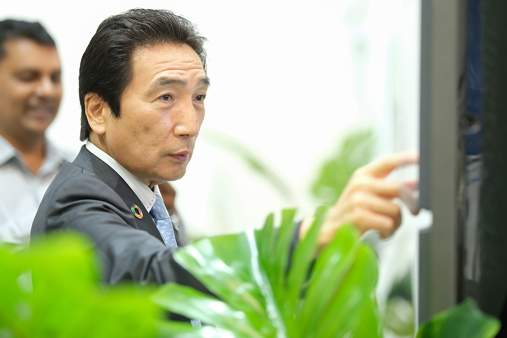 Dr. Aki Kitamura presenting.